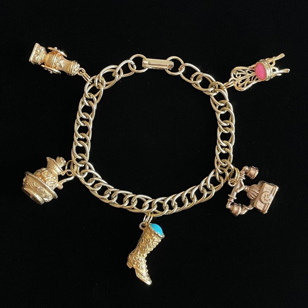 Vintage AVON 1973 Gold Tone 5 Collectible Charms Chain Bracelet
